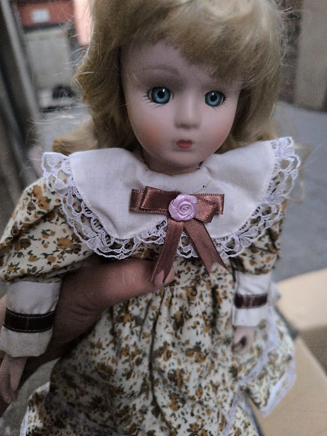Muñeca antigua de porcelana