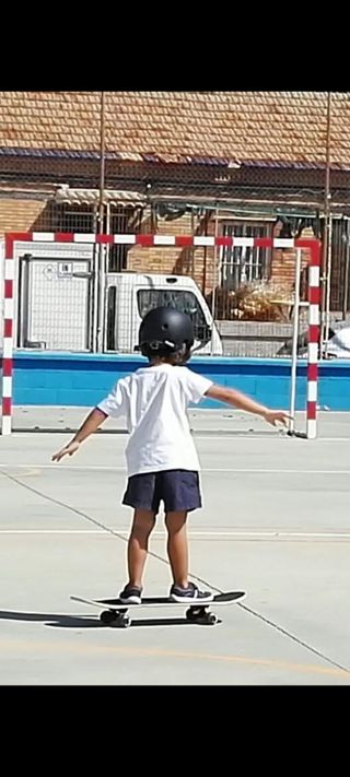 Monopatín negro y Casco para Niños