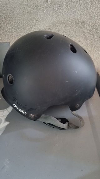 Monopatín negro y Casco para Niños