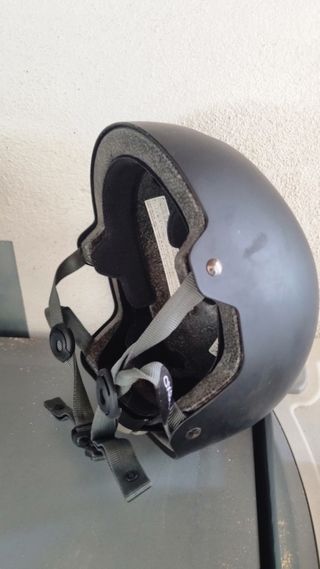 Monopatín negro y Casco para Niños