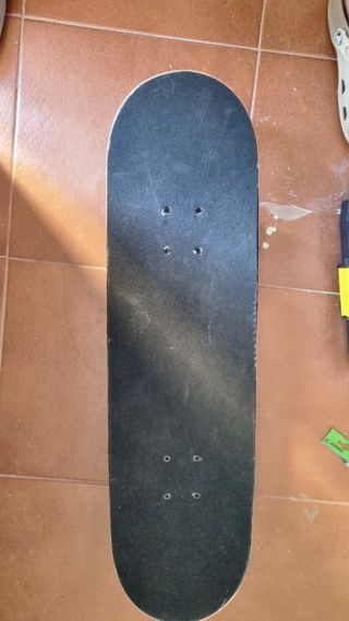 Monopatín negro y Casco para Niños