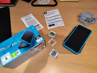 Nintendo 2DS XL Azul/Negra + 3 Juegos + targeta SD