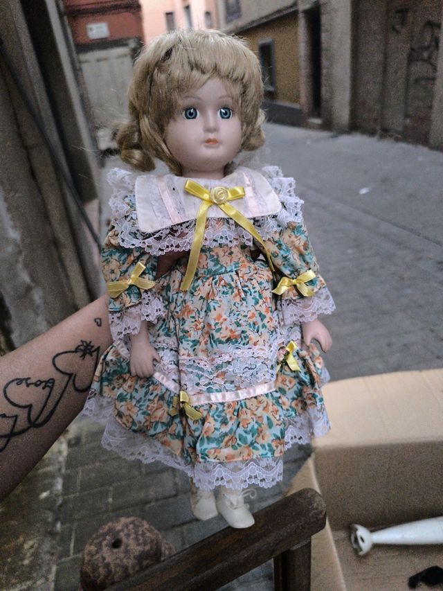 Muñeca antigua de porcelana