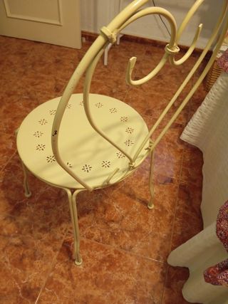 Silla de forja beige con diseño de corazón