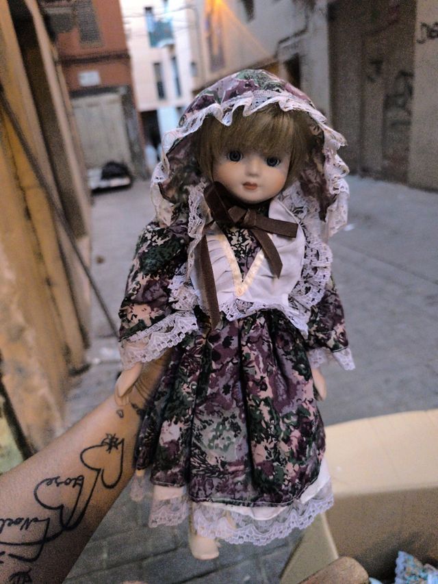 Muñeca antigua de porcelana con vestido floral