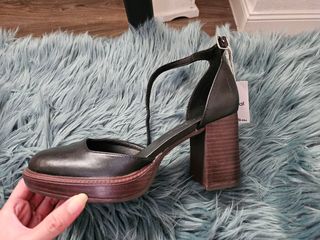 Zapatos de tacón negros y marrones talla 38