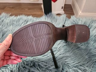 Zapatos de tacón negros y marrones talla 38