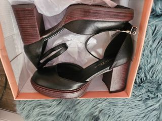Zapatos de tacón negros y marrones talla 38