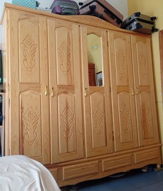 Mobile in legno massello con ante intagliate