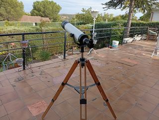 Telescopio con trípode de madera
