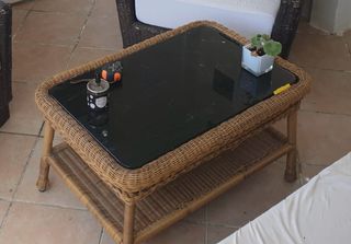 Mesa de centro mimbre y cristal negro