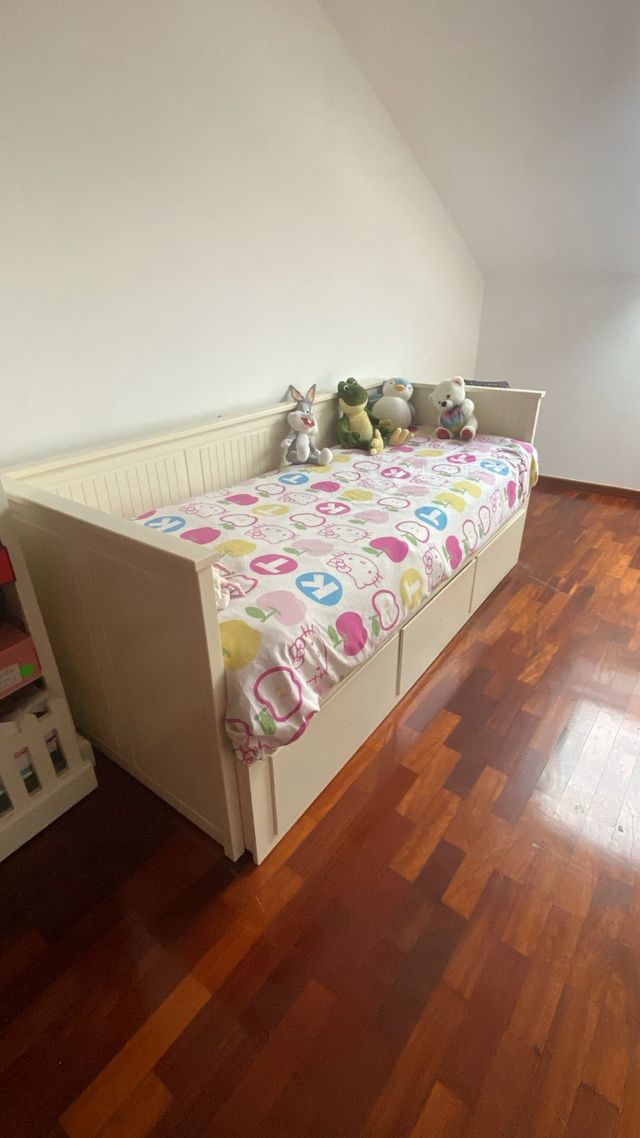 Cama beige con cajones