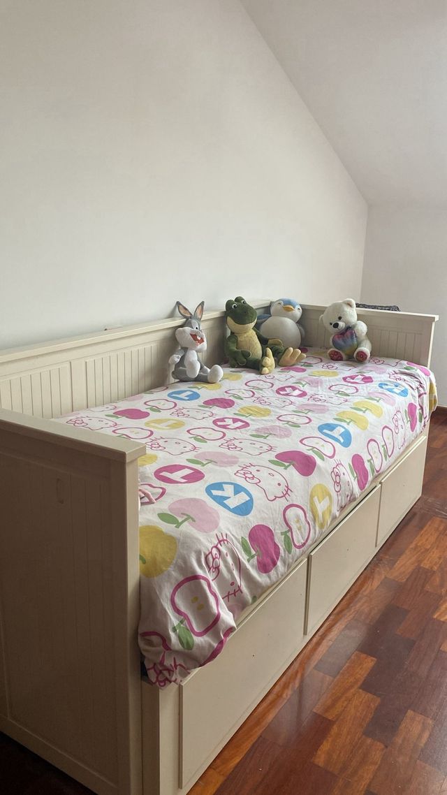 Cama beige con cajones