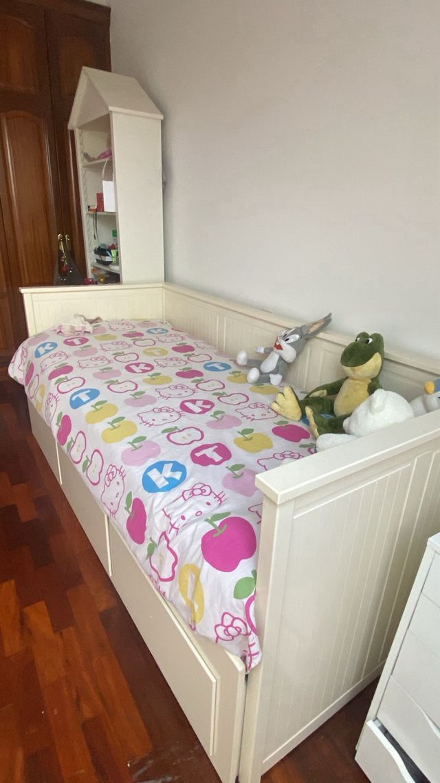 Cama beige con cajones