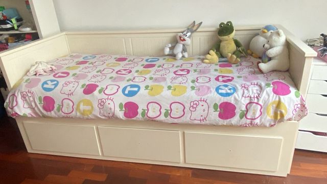 Cama beige con cajones