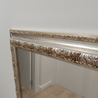Espejo con diseño ornamental