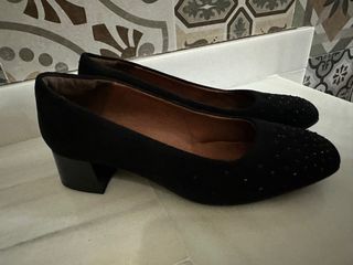 Bailarinas de piel con tacón y tachas