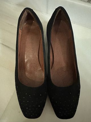 Bailarinas de piel con tacón y tachas