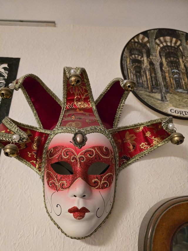 Máscara veneciana de bufón roja y dorada