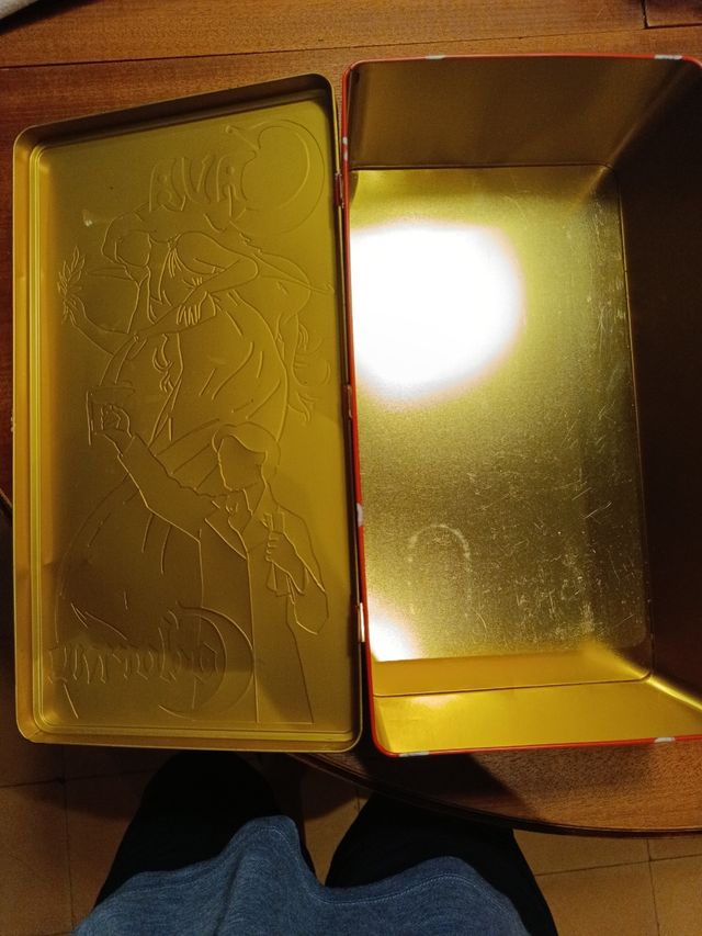 Caja metálica de las Cavas Codorniu