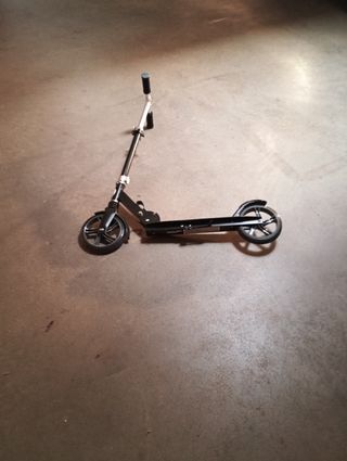 Patinete negro en buen estado