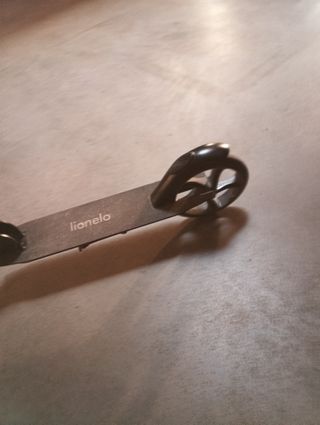 Patinete negro en buen estado