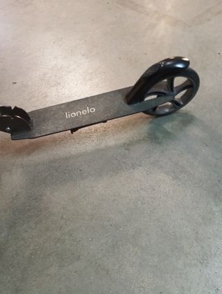 Patinete negro en buen estado