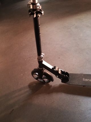 Patinete negro en buen estado