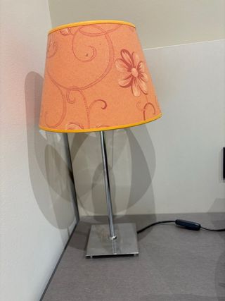 Lámpara de mesa naranja y plateada