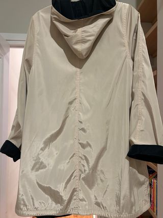 Gabardina reversible negra y beige