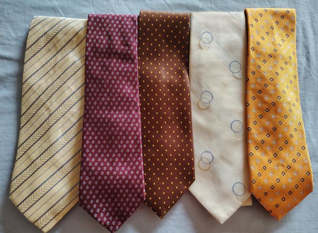 Conjunto de 28 gravatas (ouro, vermelho)