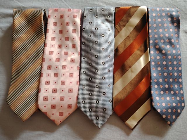 Conjunto de 28 gravatas (ouro, vermelho)