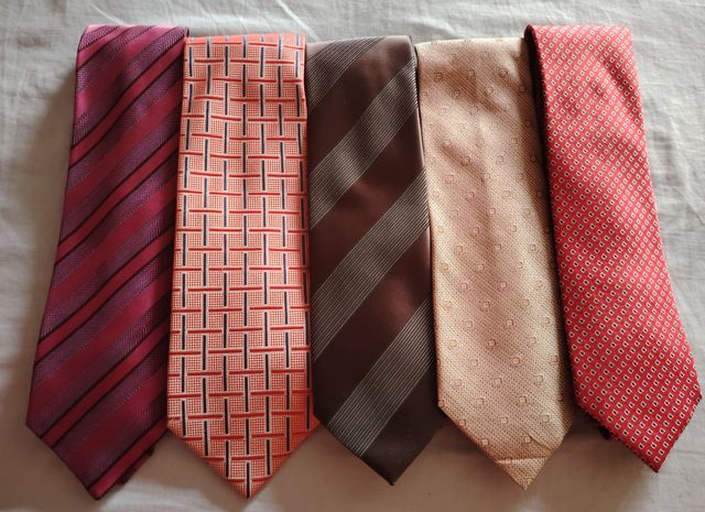 Conjunto de 28 gravatas (ouro, vermelho)