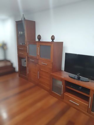 Mueble de salón de madera y cristal