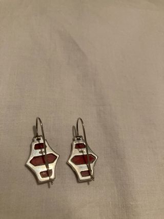 Pendientes en plata y adornos rojos de coral