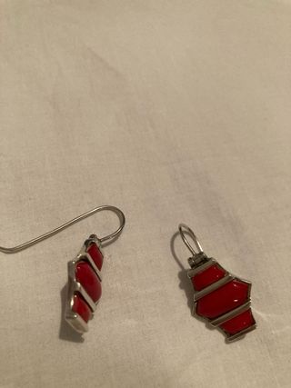 Pendientes en plata y adornos rojos de coral