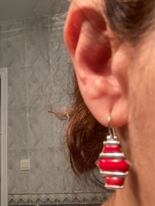 Pendientes en plata y adornos rojos de coral