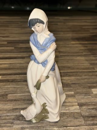 Figura porcelana Mirmasu con sello