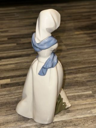 Figura porcelana Mirmasu con sello