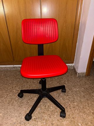 Silla de escritorio roja y negra