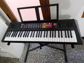 Piano Yamaha PSR F51 Impecable con atril, patas 