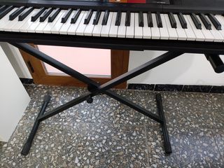 Piano Yamaha PSR F51 Impecable con atril, patas 