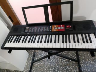 Piano Yamaha PSR F51 Impecable con atril, patas 