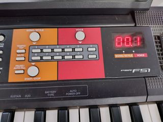 Piano Yamaha PSR F51 Impecable con atril, patas 