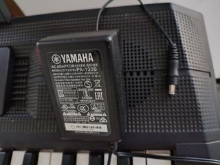 Piano Yamaha PSR F51 Impecable con atril, patas 