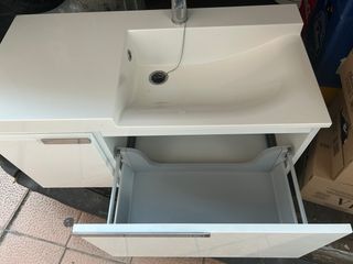 Mueble de baño con lavabo y grifo