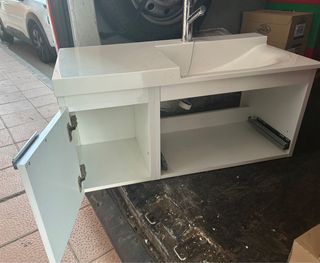Mueble de baño con lavabo y grifo