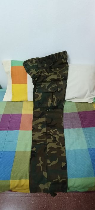 Chaqueta con botones y pantalones,pixelado boscoso