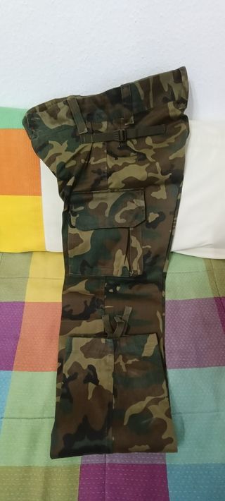 Chaqueta con botones y pantalones,pixelado boscoso