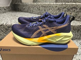 Asics Novablast 5 Talla 42 - regalo calcetin tecni